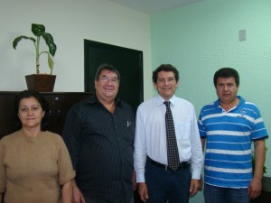 O vereador José Mendonça ao lado do Reitor professor Álvaro e de pais de alunos após em encontro em Barreos