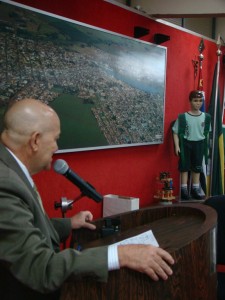 O vereador José Antônios Lopes comemorou a entrega de uniformes 